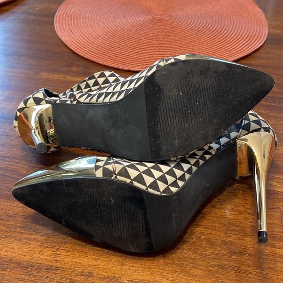 Wild Roses Stilettos sz. 7.5 black & white houndstooth pattern w/ gold accents. - Picture 5 of 8